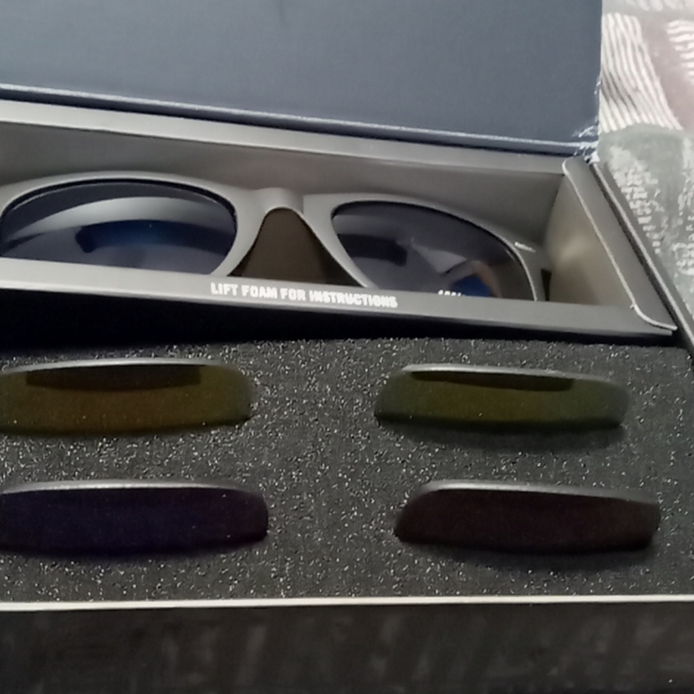 Sunglasses with 3 interchangeable lens color .